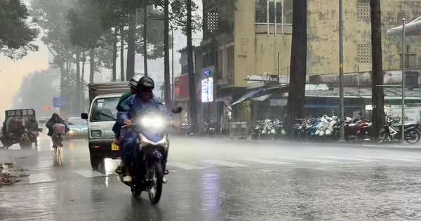 TP.HCM sấm sét ì đùng, nhiều nơi mưa lớn, triều cường gây ngập đến 40 cm