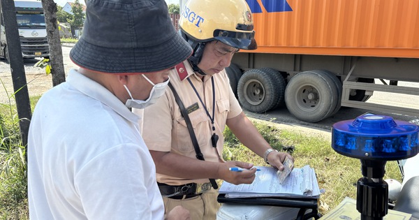 CSGT TP.HCM kiểm tra camera buồng lái và hành trình: Bị phạt, nhiều tài xế ngỡ ngàng