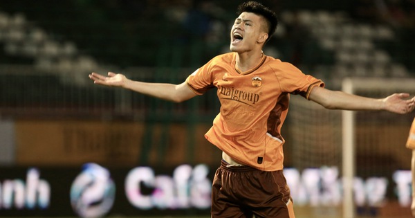 'Tòa tháp' cao 1,95 m nói gì sau bàn thắng đầu tiên cho HAGL, HLV Thanh Hóa buồn 'phát khóc'