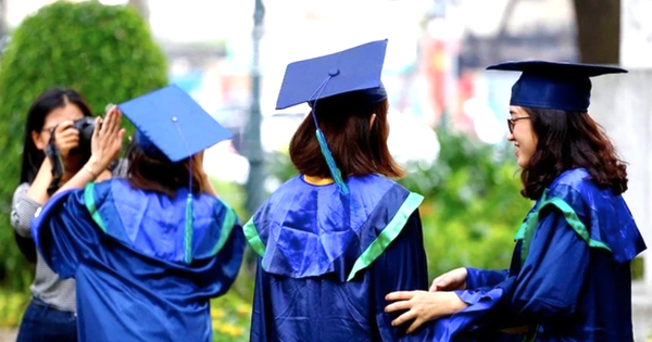 Sinh viên mới tốt nghiệp: Tìm việc làm tạm hay chờ cơ hội làm đúng ngành?