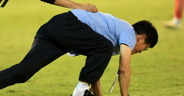 GĐKT Vũ Tiến Thành giải thích hành động bò dưới sân gây sốt, khi sao HAGL gỡ hòa nghẹt thở