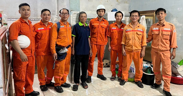 Kỹ thuật trẻ TMP hỗ trợ phục hồi hệ thống điện sau mưa lũ tại miền Trung 