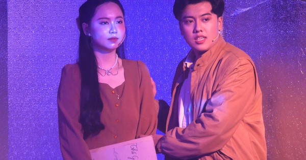 ‘Nằm khóc một mình: Ly rượu thần’ - những mảnh vỡ thanh xuân qua cuộc xuyên không