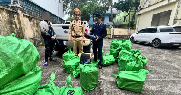 Liên tiếp bắt giữ 2 xe vận chuyển trái phép hàng trăm bình khí cười