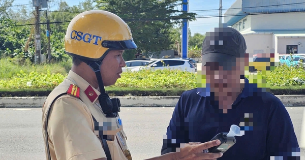 Ra quân kiểm tra nồng độ cồn, ma túy đối với tài xế xe khách trên quốc lộ 51