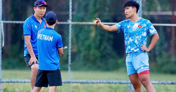 HLV Kim Sang- bất ngờ gọi riêng Lý Đức, U.23 Việt Nam có gì lạ trước chung kết? 