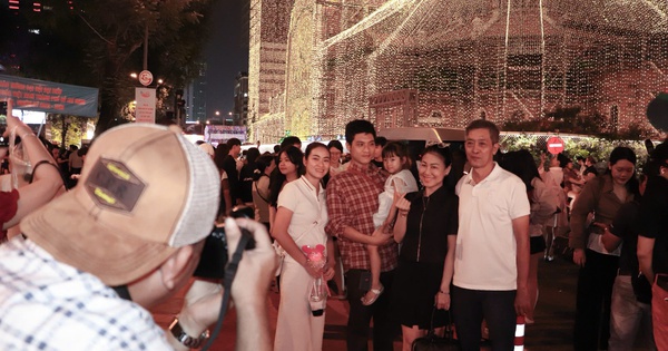 Thợ chụp ảnh ở nhà thờ Đức Bà Sài Gòn 'đắt show' thời 4.0