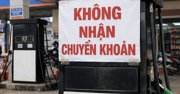 Clip rút lại xăng đã bơm vì không nhận chuyển khoản: Cách ứng xử gây tranh cãi