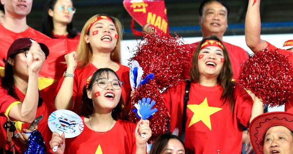 Tràn ngập cảm xúc CĐV Việt Nam: Mong đội tuyển nữ đăng quang một cách xứng đáng