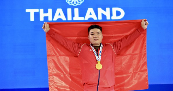 Trần Văn Thắng nghẹn ngào vì HCV cử tạ: Hai lần ‘đánh bại’ Thái Lan và cả… trọng tài