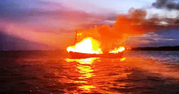 Đà Nẵng: 53 ngư dân buộc phải nhảy xuống biển vì tàu cá bất ngờ bốc cháy