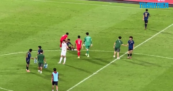 Cầu thủ Thái gục ngã sau trận chung kết, U.23 Việt Nam an ủi