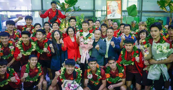 Chào đón những người hùng kiêu hãnh trở về