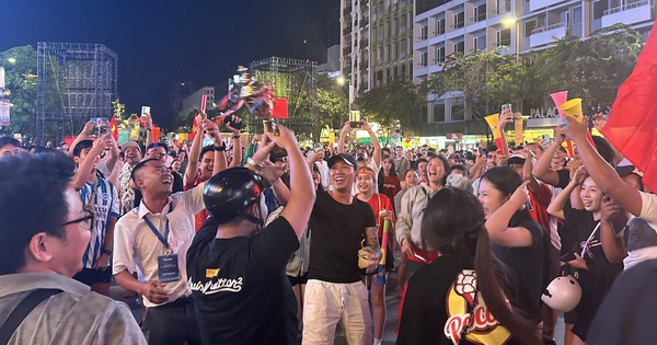 Tối qua triệu con tim xuống phố mừng ‘vàng’ SEA Games 33 của U.22 Việt Nam