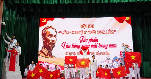 Vùng 2 Hải quân thắp lửa truyền thống bằng những 'câu chuyện thời hoa lửa'