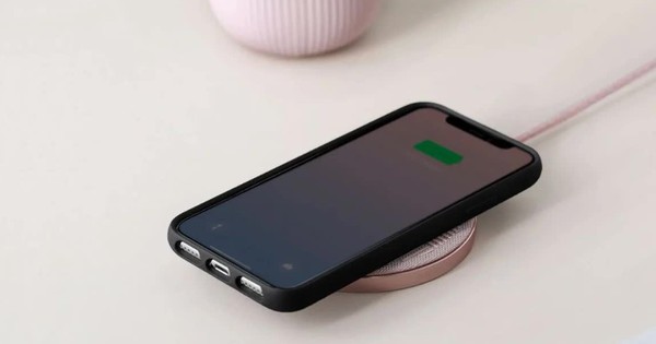 Sạc có dây vẫn 'ăn đứt' dù sạc không dây tiện lợi hơn