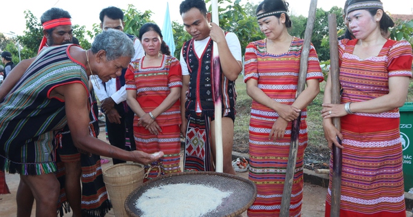 Lễ hội mừng lúa mới có gì đặc biệt mà cồng chiêng, giã gạo rộn ràng suốt ngày?