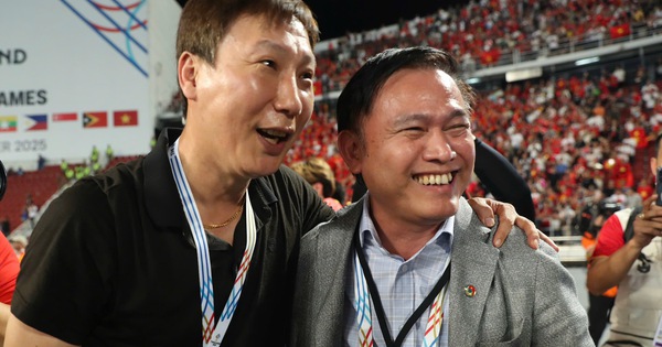 HLV Kim Sang-sik và 4 phút 'đánh thức' U.22 Việt Nam trong trận chung kết quật ngược Thái Lan