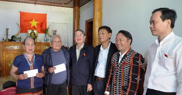 Phó chủ tịch Quốc hội Nguyễn Đức Hải thăm gia đình nạn nhân mất tích do sạt lở núi