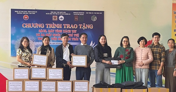 Tặng sách, máy tính và ra mắt Ngôi nhà trí tuệ tại vùng núi Nghệ An