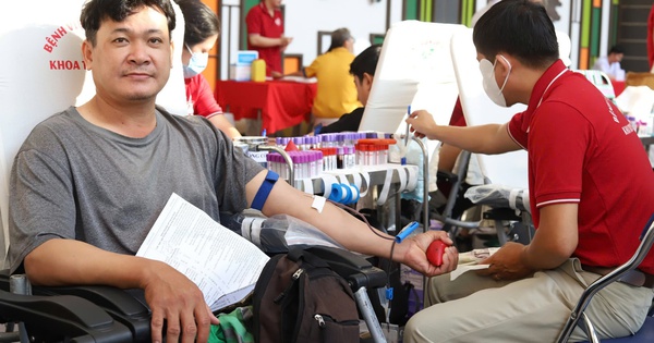 'Chưa có cuốc', tài xế xe công nghệ tranh thủ hiến máu cứu người