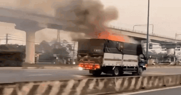 TP.HCM: Tài xế lái xe tải cháy ngùn ngụt đến trụ sở cảnh sát cầu cứu