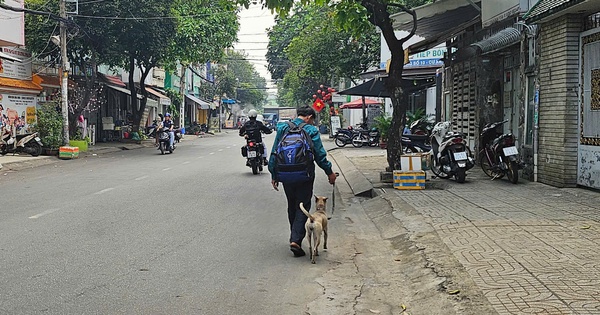Tin vui cho người đàn ông dắt chó đi bộ xin việc khắp TP.HCM: 'Lúc tôi ngặt nghèo nhất...'