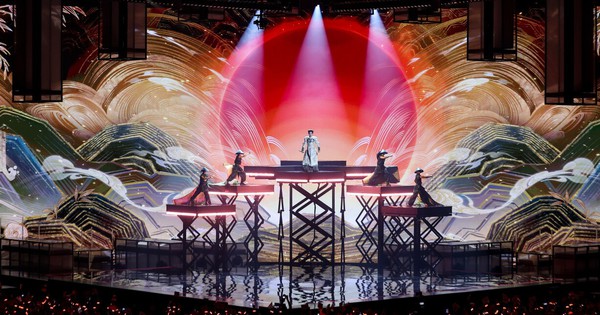 Đức Phúc suýt mang cảnh 'cháy trang phục' lên sân khấu Intervision 2025