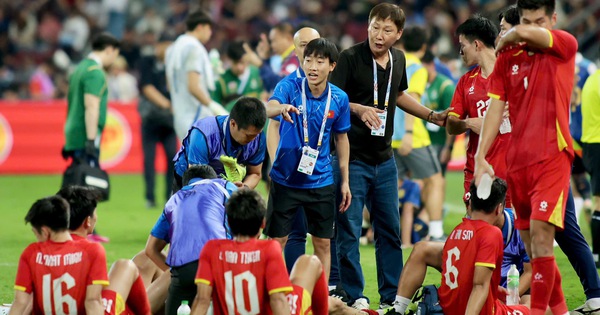 Thầy Kim tiết lộ với Thanh Niên: Lời dặn gan ruột giúp U.22 Việt Nam ngược dòng không tưởng trên đất Thái