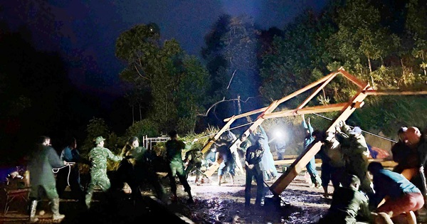 Tái thiết vùng rốn lũ: Xuyên đêm dựng lại nhà cho người dân vùng biên