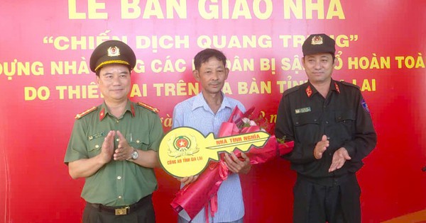 Công an Gia Lai bàn giao 2 căn nhà đầu tiên trong 'Chiến dịch Quang Trung'