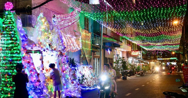 Nhiều ngõ hẻm, tuyến đường rực sáng lung linh, dây đèn giăng khắp lối