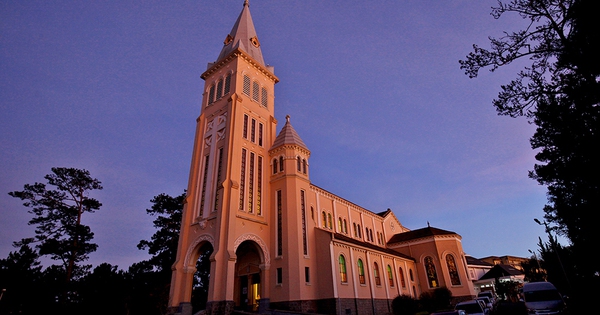 Nhà thờ Con Gà và mối tình trong 'Bài thánh ca buồn'