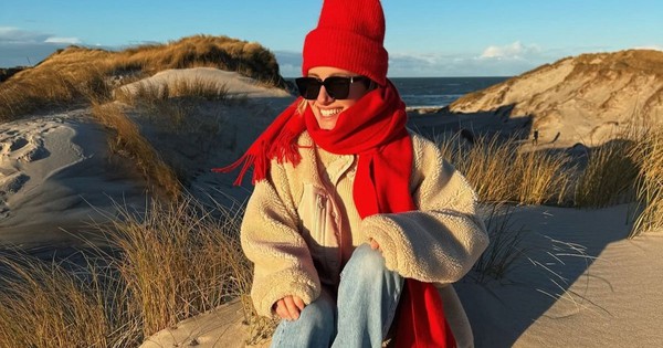 Sắc đỏ là điểm nhấn hoàn hảo cho trang phục mùa cuối năm