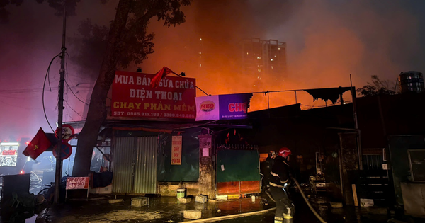 Hà Nội: Cháy lớn ở chợ Xanh Định Công lúc rạng sáng