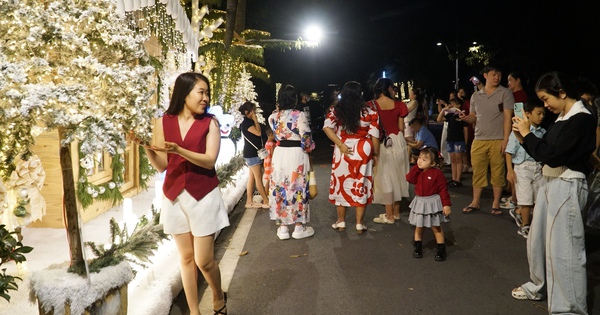 Biệt thự Phú Mỹ Hưng rực rỡ mùa Giáng sinh, người dân kéo đến chụp hình