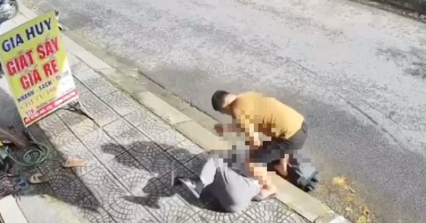 Đà Nẵng: Mâu thuẫn trên đường về quê, một phụ nữ bị đâm gục
