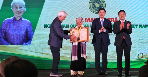 Nghệ nhân ẩm thực U.100 xúc động khi được phong tặng danh hiệu đặc biệt tại TP.HCM