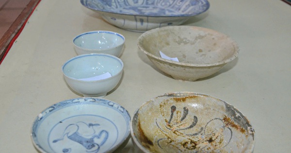 Hiến tặng nhiều chén, đĩa cổ có giá trị cho bảo tàng ở Quảng Ngãi