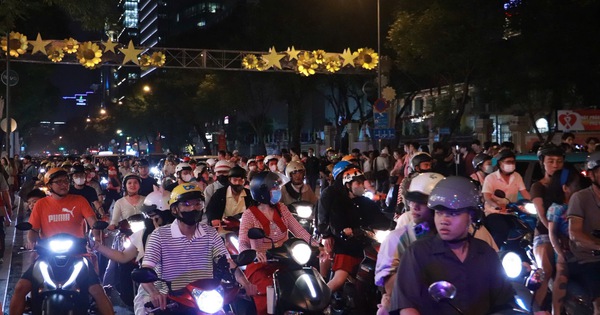 Dòng người xuống phố đón Giáng sinh: Nhà thờ Đức Bà thành điểm hẹn check-in giữa trung tâm TP.HCM