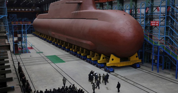 Ông Kim Jong-un thị sát phóng tên lửa tầm xa, điểm đóng tàu ngầm hạt nhân