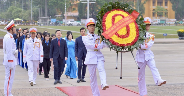 Đại biểu Đại hội Đoàn Thanh niên MTTQ, các đoàn thể T.Ư báo công dâng Bác