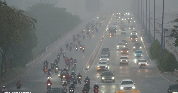 Trời tối sầm, mưa lớn ở TP.HCM trước đêm Giáng sinh: Vì sao?