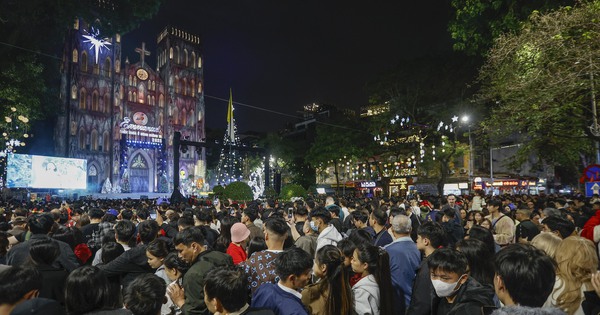 'Biển người' đổ về trung tâm Hà Nội đêm Giáng sinh