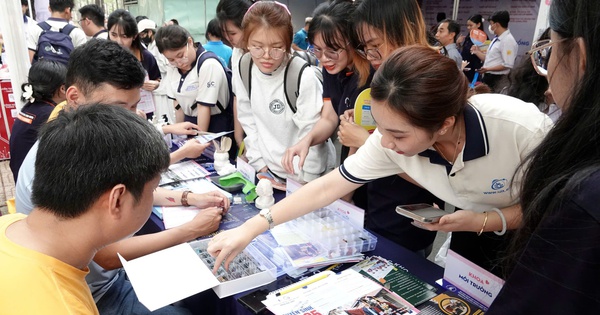 Hoạt động gian hàng triển lãm Tư vấn mùa thi thu hút học sinh