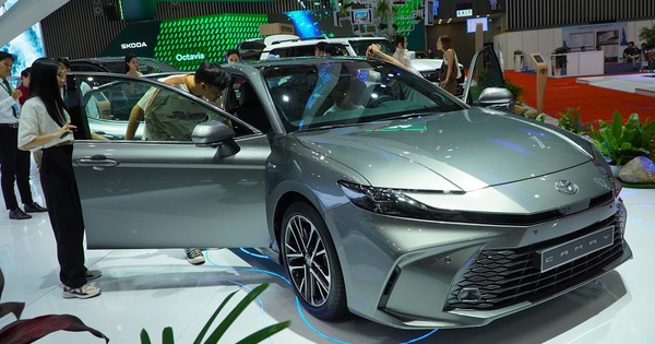 Sedan hạng D: Doanh số Toyota Camry, KIA K5 tăng trưởng nhờ giảm giá