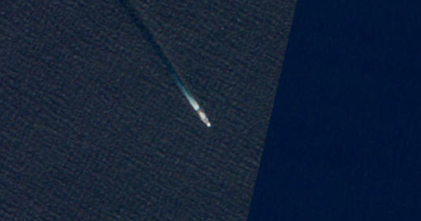 Ảnh vệ tinh chụp được đội tàu Mỹ có ‘tàu ma’ gần Venezuela