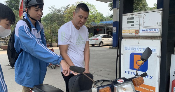 Giá xăng tiếp tục giảm mạnh