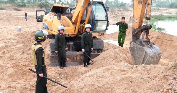 Cảnh sát đột kích rạng sáng, tạm giữ 39 người ở bãi khai thác cát trái phép