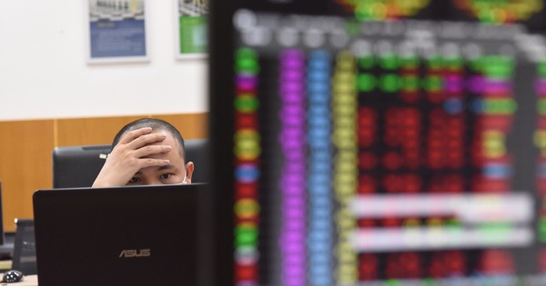 Nhóm cổ phiếu Vingroup bị bán mạnh, VN-Index rớt dưới 1.700 điểm